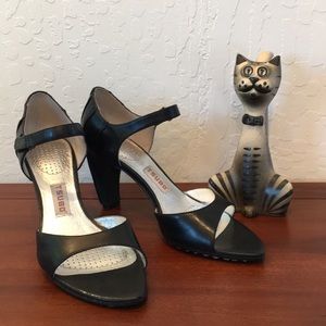 Tsubo Black Leather Raised Stitch High Heel Shoes